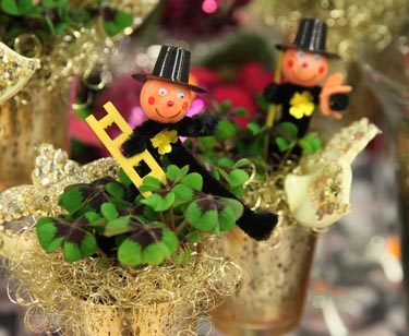 Glücksklee in goldenem Pokal