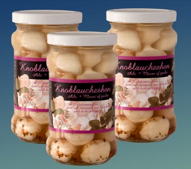 Knoblauzehen in Kräutermarinade